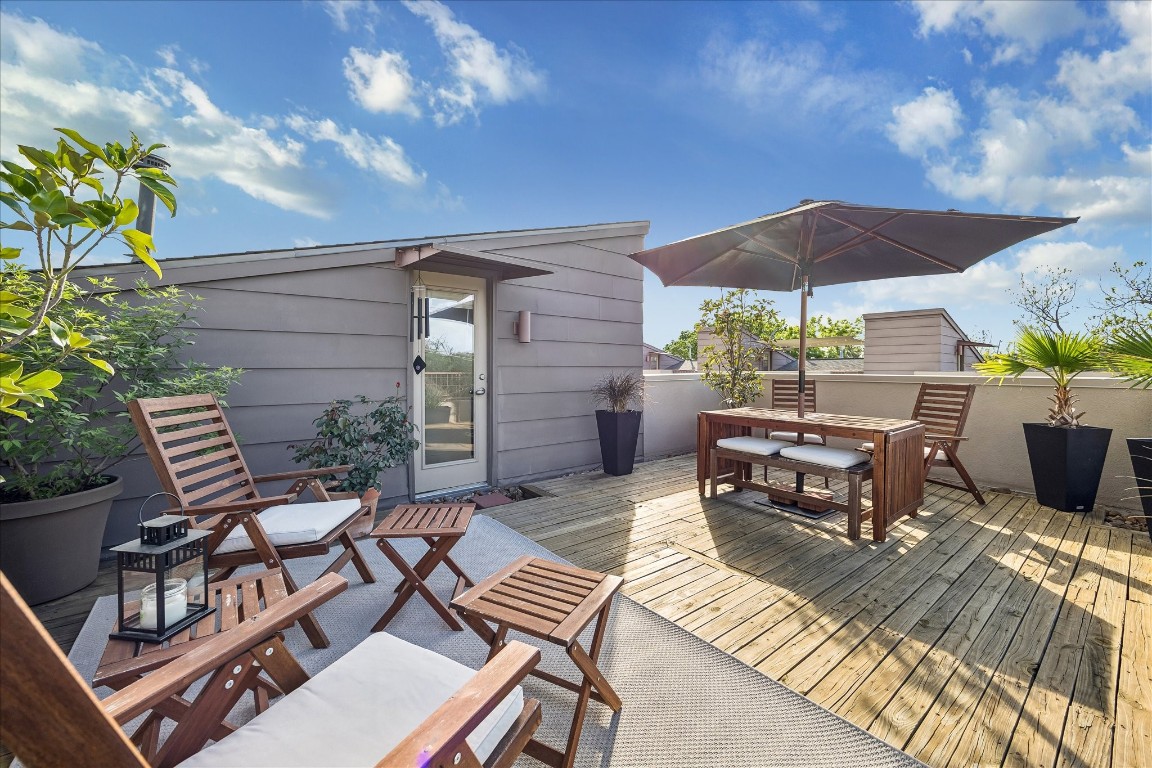 98 Drew Street, Unit A Houston, TX 77006 - Photo 35 of 38 a view of patio with a table and chairs under an umbrella
