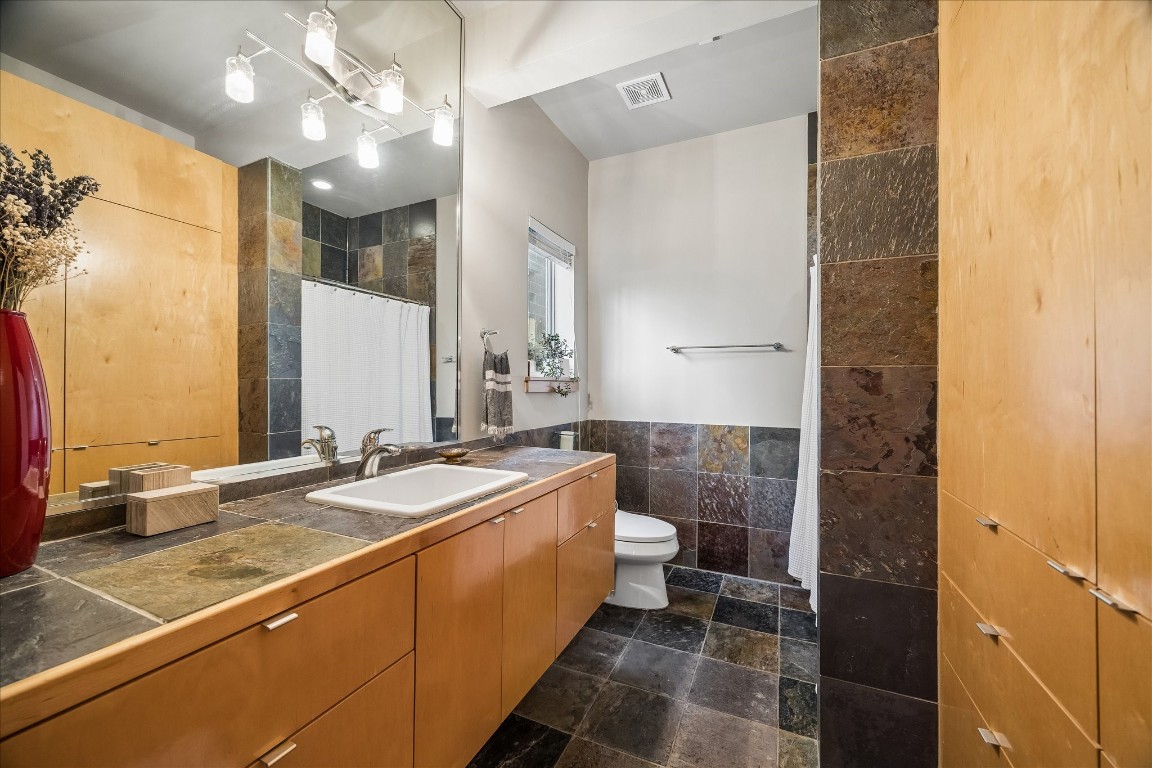 98 Drew Street, Unit A Houston, TX 77006 - Photo 9 of 38 a bathroom with a sink and a mirror