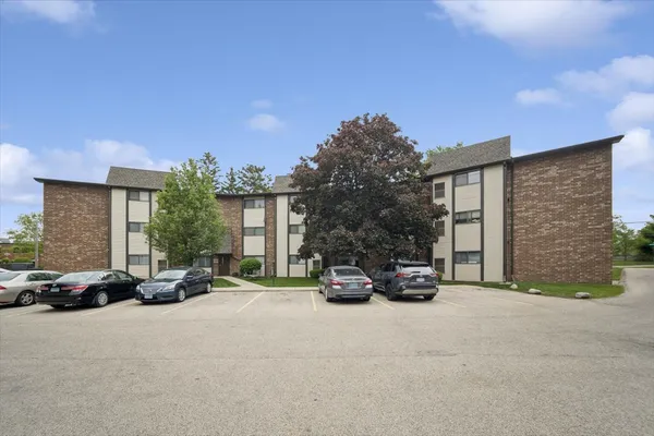 $2,200 | 550 Vine Avenue, Unit 104, Highland Park, IL 60035
