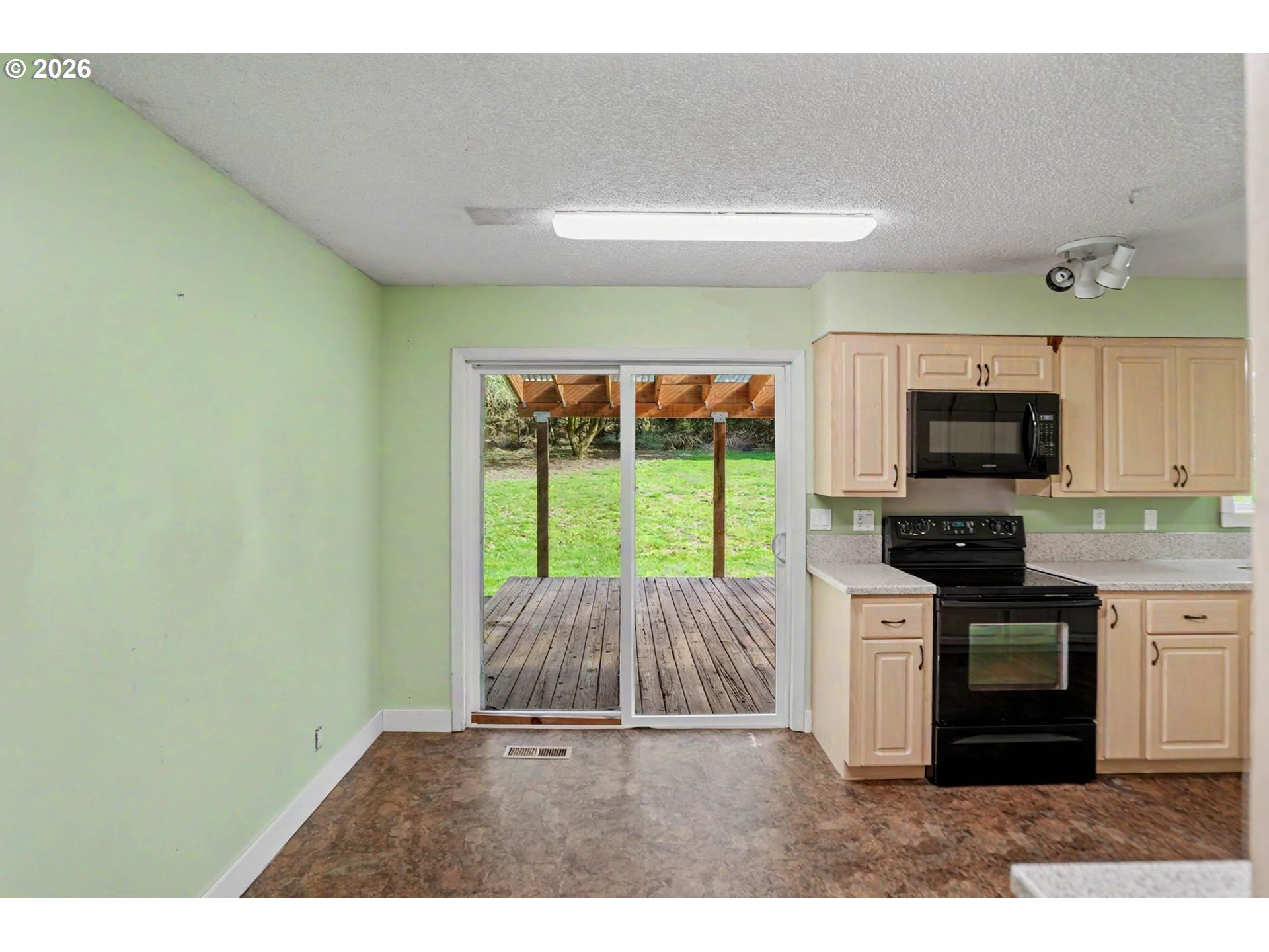 11072 South Bremer Road Canby, OR 97013 - Photo 11 of 44 a kitchen with microwave a stove and cabinets