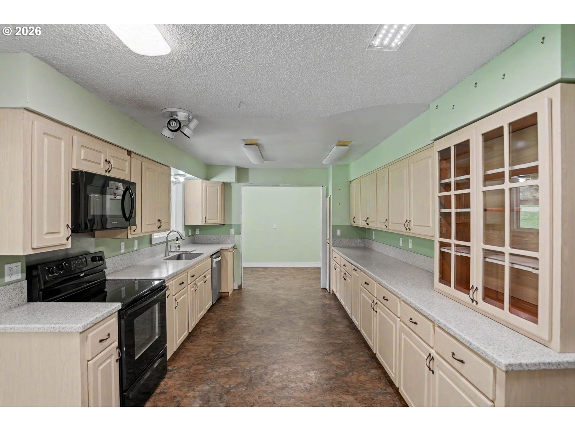 11072 South Bremer Road Canby, OR 97013 - Photo 12 of 44 a large kitchen with a stove top oven