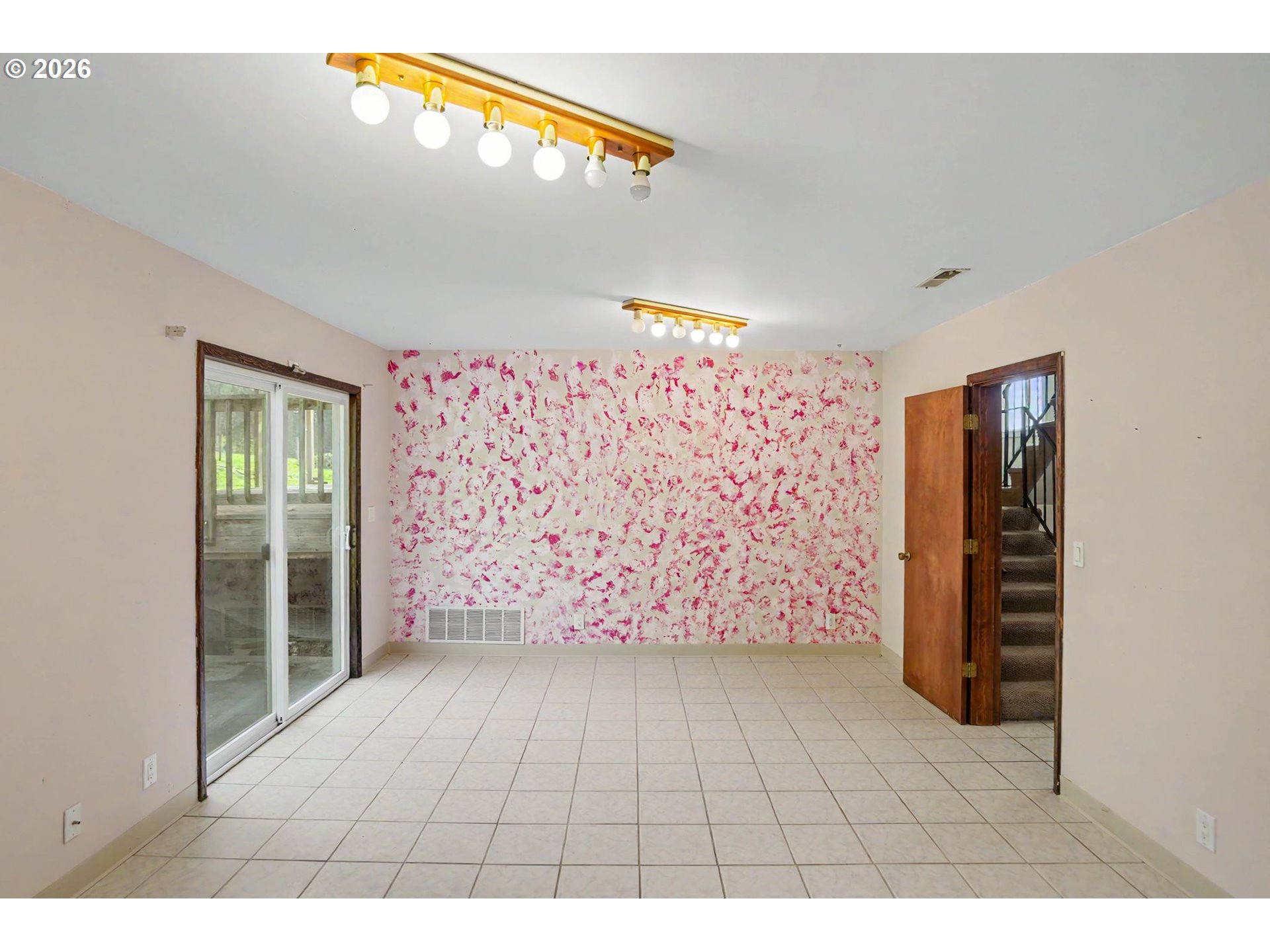 11072 South Bremer Road Canby, OR 97013 - Photo 26 of 44 a view of an empty room with a window