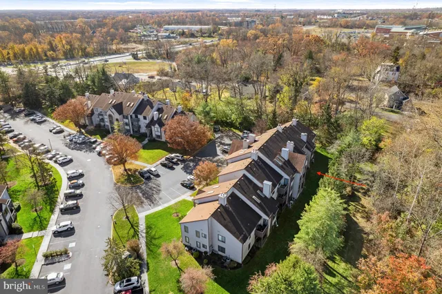 an aerial view of a house with outdoor space and lake view