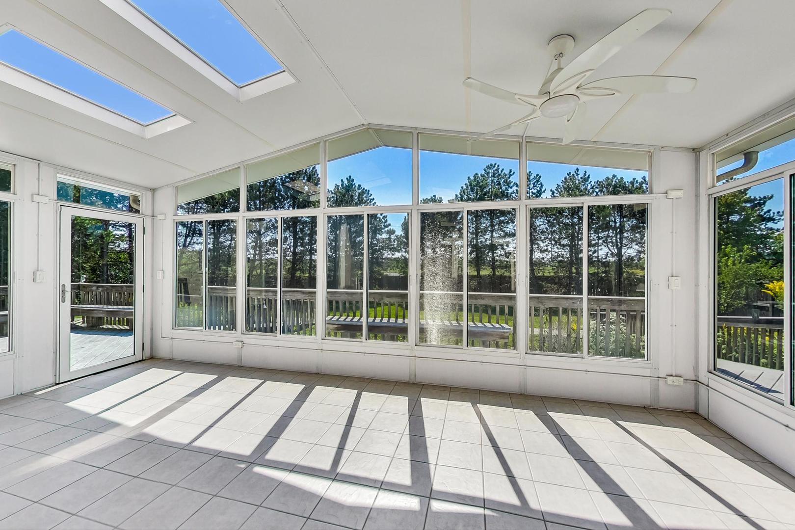 36 Riverside Drive Deerfield, IL 60015 - Photo 19 of 42 a view of a balcony