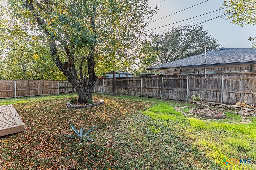 1102 End O Trail Harker Heights, TX 76548 - Photo 34 of 38 a view of a backyard with a trees