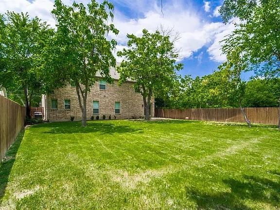 336 Kaye Street Coppell, TX 75019 - Photo 4 of 26 a backyard of a house with lots of green space