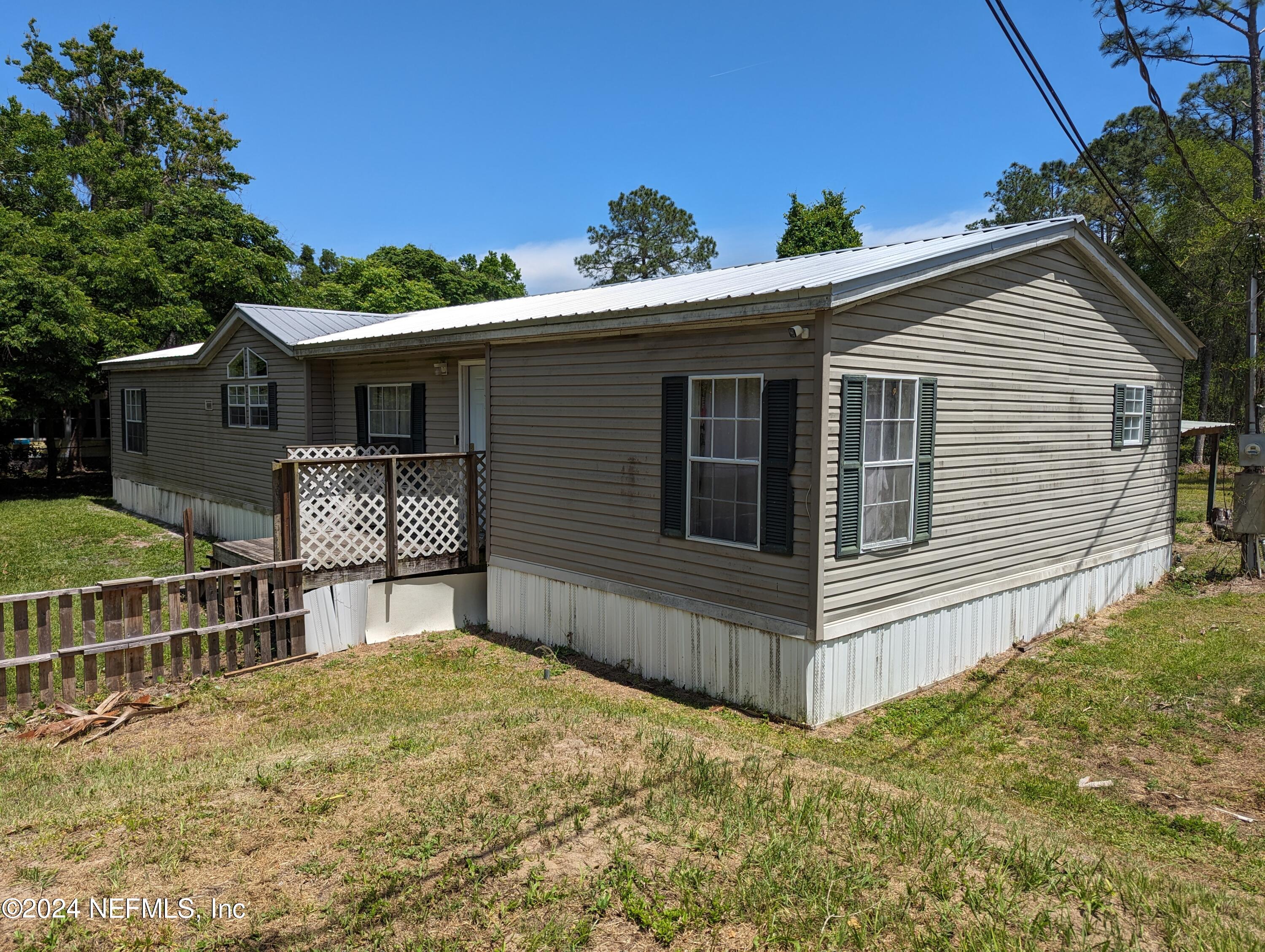 116 Islander Road Satsuma, FL 32189 - Photo 2 of 22 a front view of a house with a yard