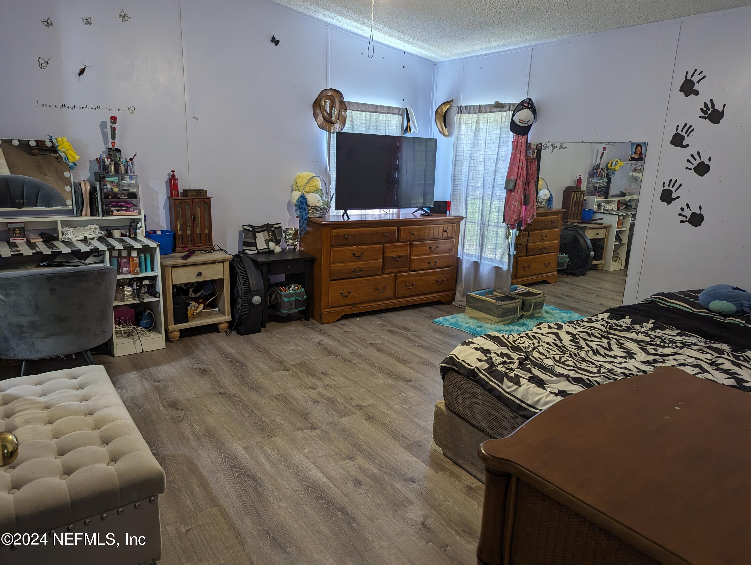 116 Islander Road Satsuma, FL 32189 - Photo 5 of 22 a living room with furniture and a flat screen tv