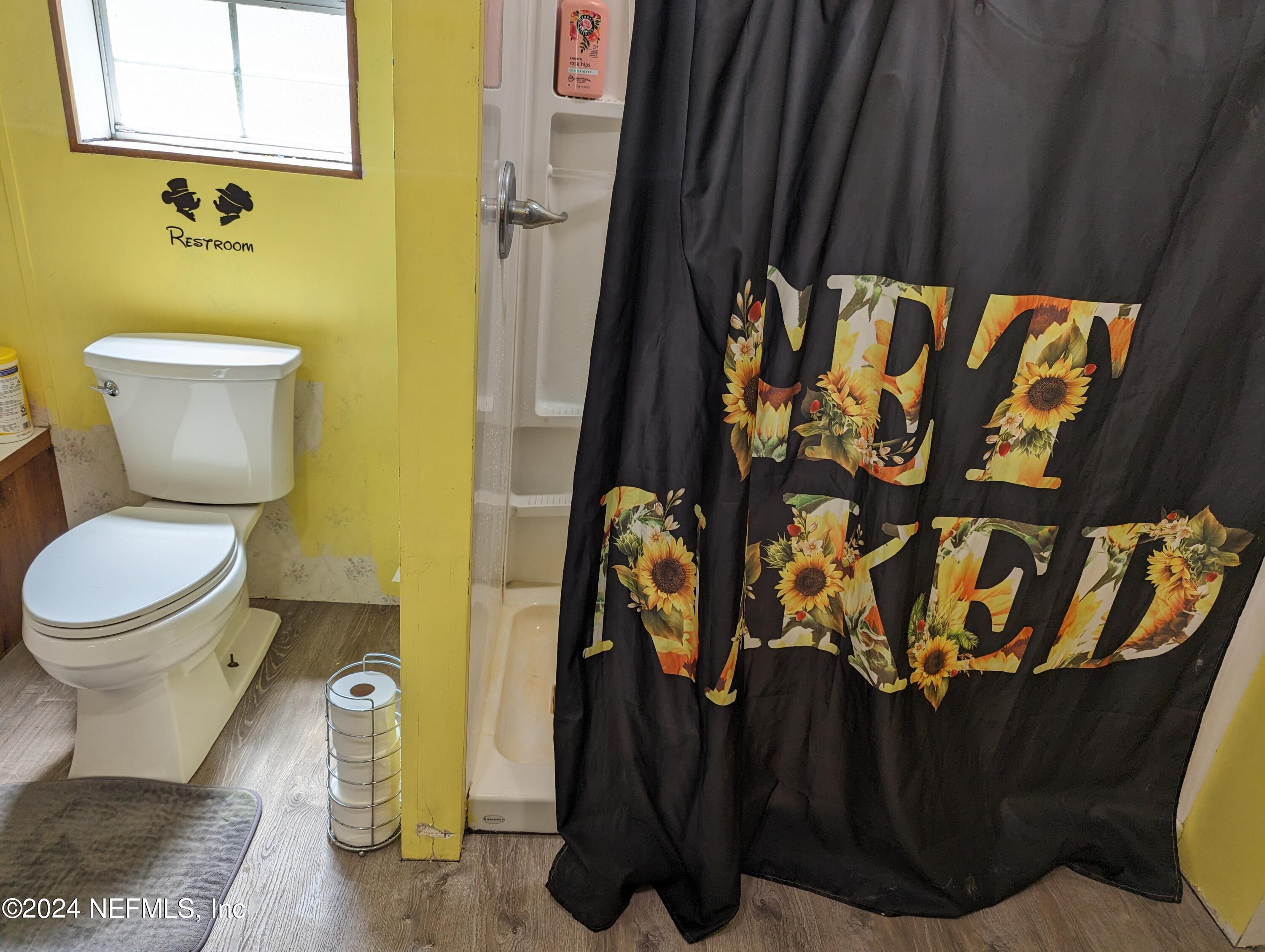 116 Islander Road Satsuma, FL 32189 - Photo 7 of 22 a bathroom with a toilet and a shower