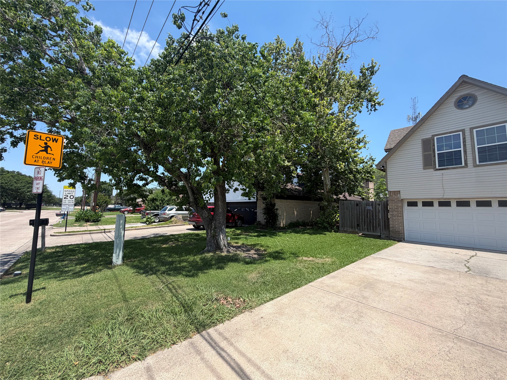 411 South Austin Street Webster, TX 77598 - Photo 3 of 13 a backyard of a house with lots of green space