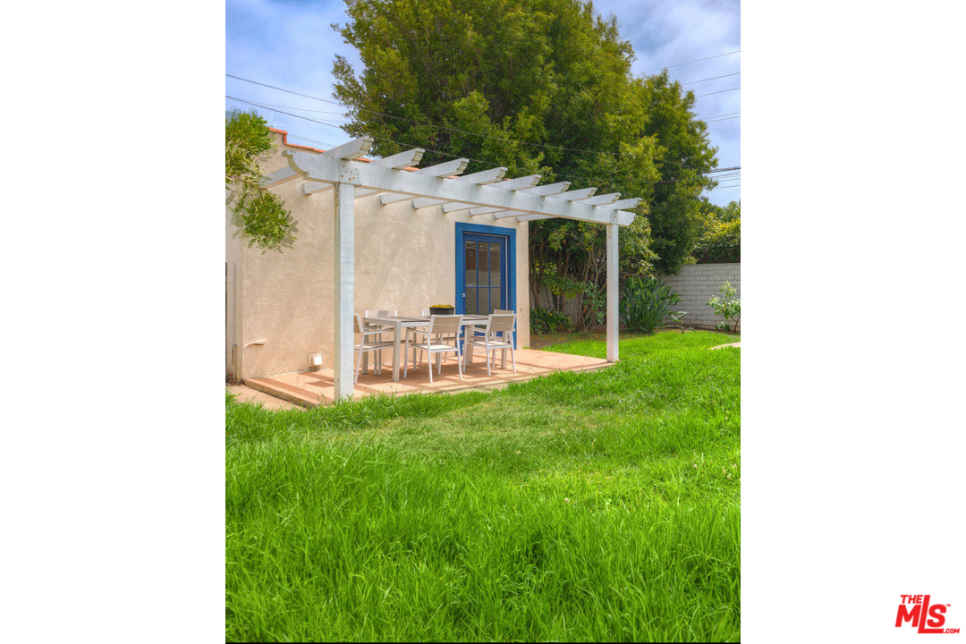241 Ruth Avenue Venice, CA 90291 - Photo 21 of 25 a view of a patio with table and chairs and potted plants
