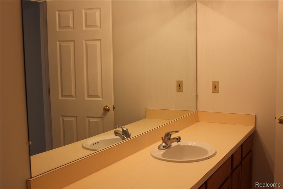 3636 Briarbrooke Lane Rochester, MI 48306 - Photo 15 of 15 convenient full bath upstairs.