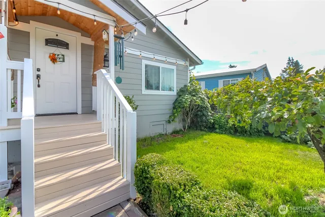 a view of a house with backyard and plants