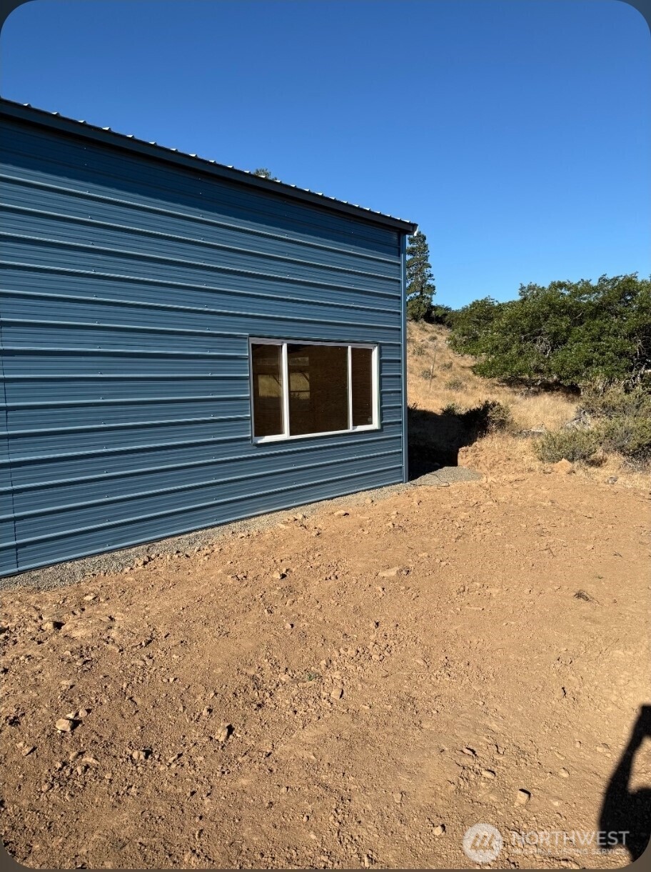 295 Oak Flat Road Goldendale, WA 98620 - Photo 13 of 13 a backyard of a house with a yard