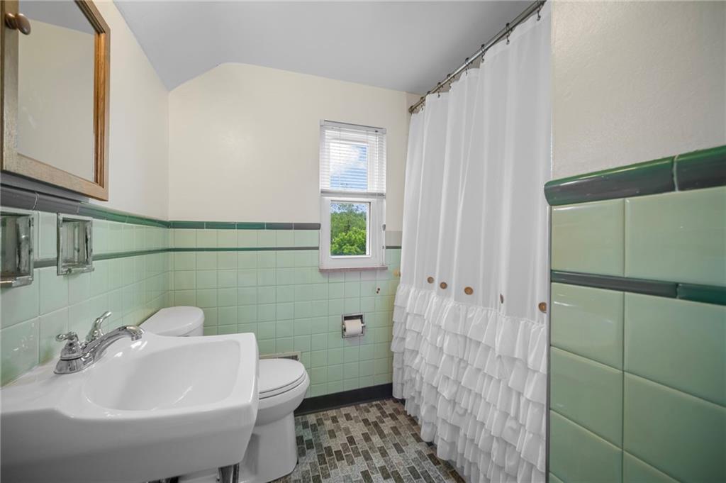 301 Orchard Spring Road Pittsburgh, PA 15220 - Photo 19 of 33 2nd bathroom, upper floor