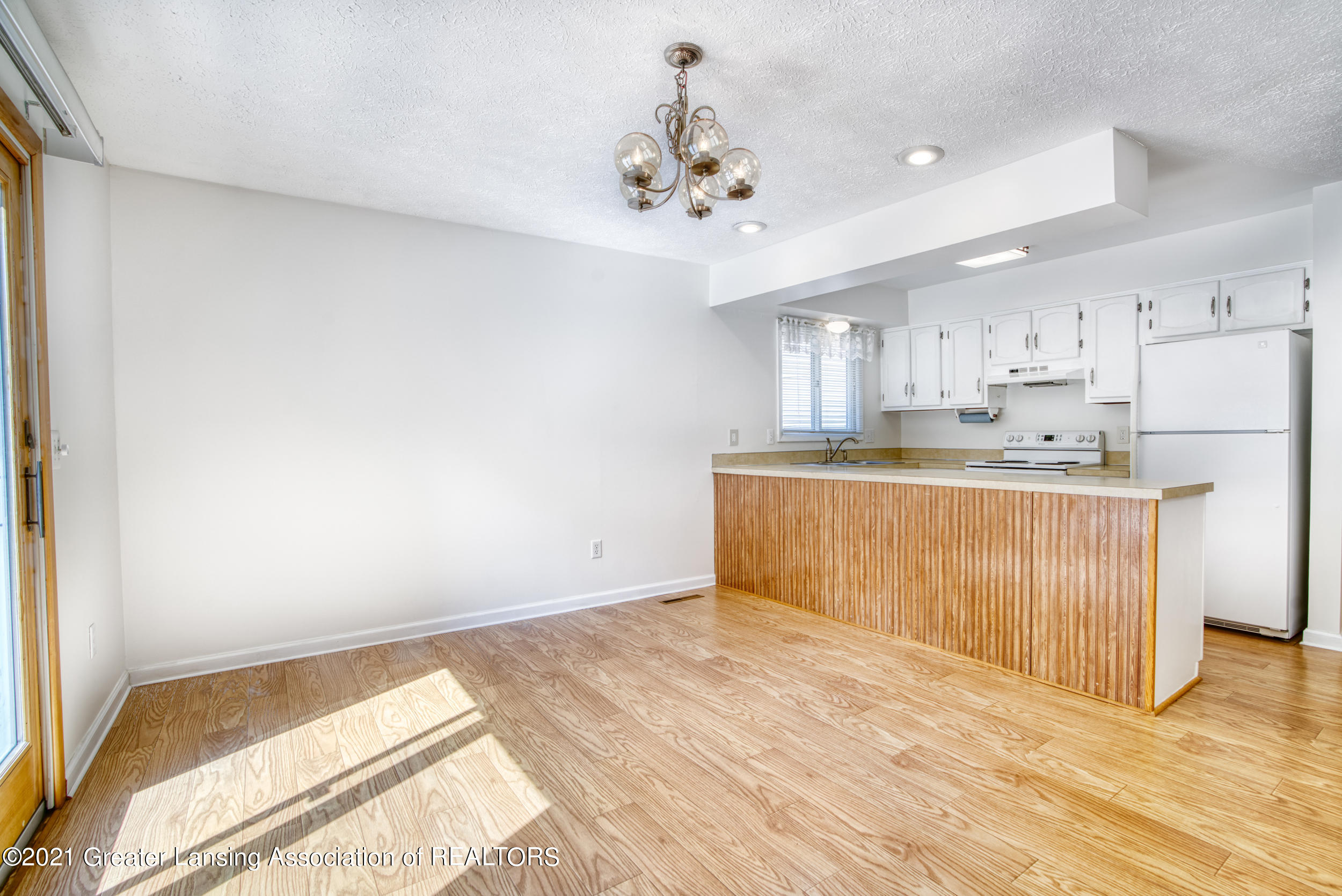 2417 Byrnes Road Lansing, MI 48906 - Photo 6 of 36 Dining/Kitchen