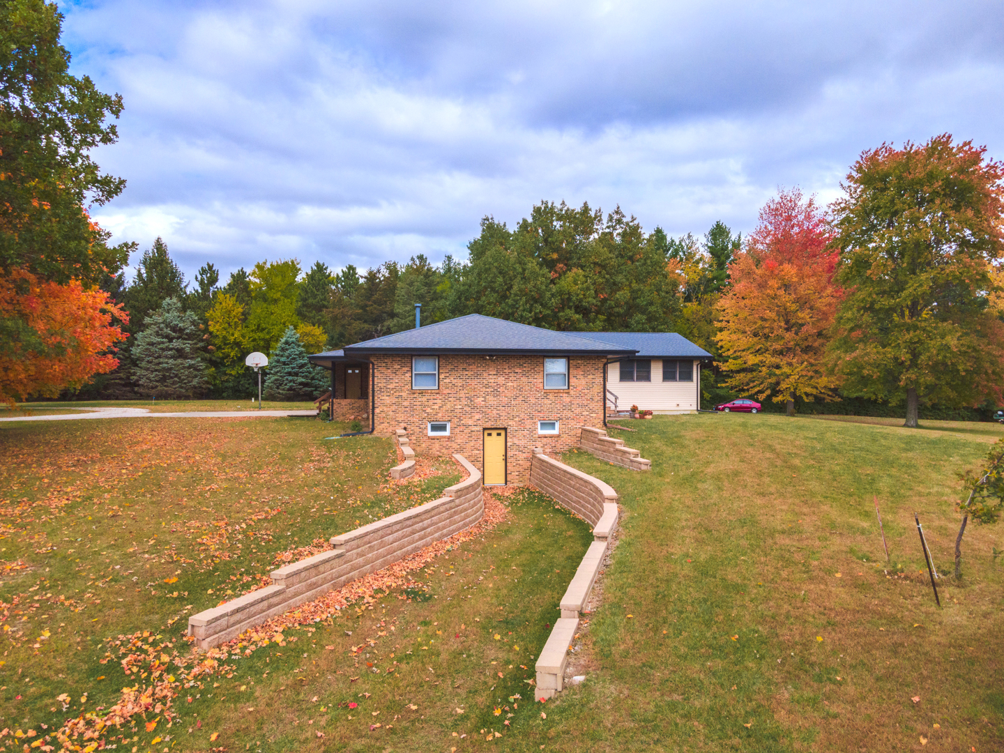2804 Hendrix Drive Bloomington, IL 61704 - Photo 55 of 71 a view of a house with pool yard and covered with trees