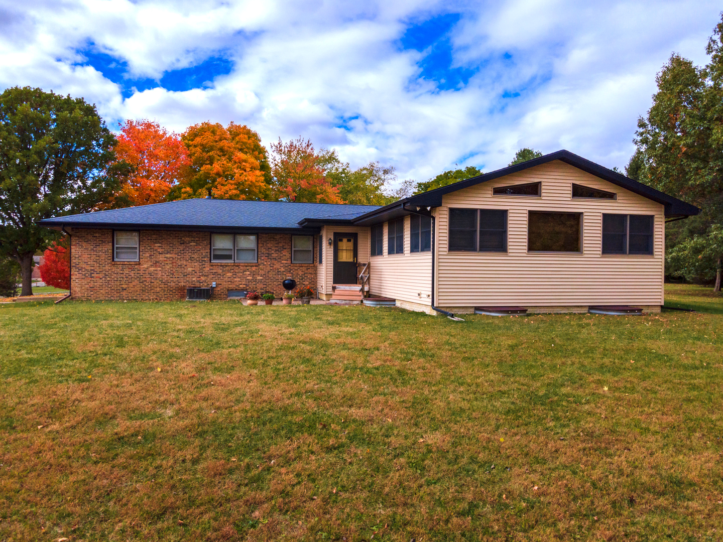 2804 Hendrix Drive Bloomington, IL 61704 - Photo 69 of 71 a front view of house with yard and green space