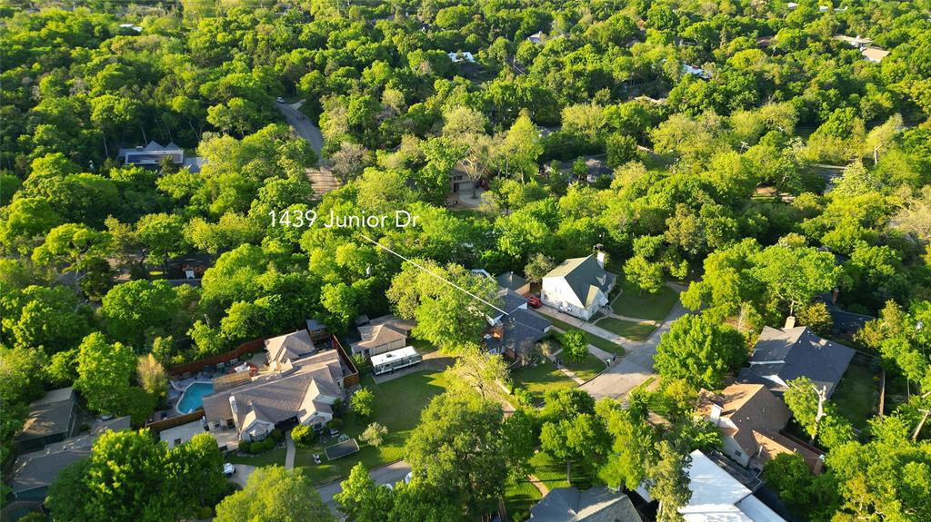 1439 Jr Drive Dallas, TX 75208 - Photo 34 of 39 a backyard of a house with lots of green space