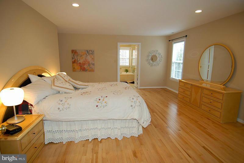 6398 True Lane Springfield, VA 22150 - Photo 22 of 30 Bedroom (Master)