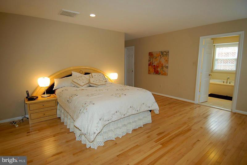 6398 True Lane Springfield, VA 22150 - Photo 23 of 30 Bedroom (Master)