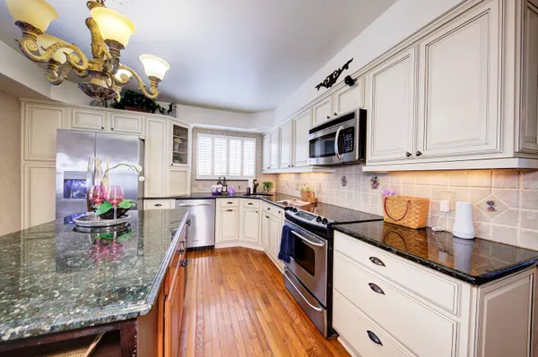 $287,350 | 34617 Greentrees Road, Sterling Heights, MI 48312