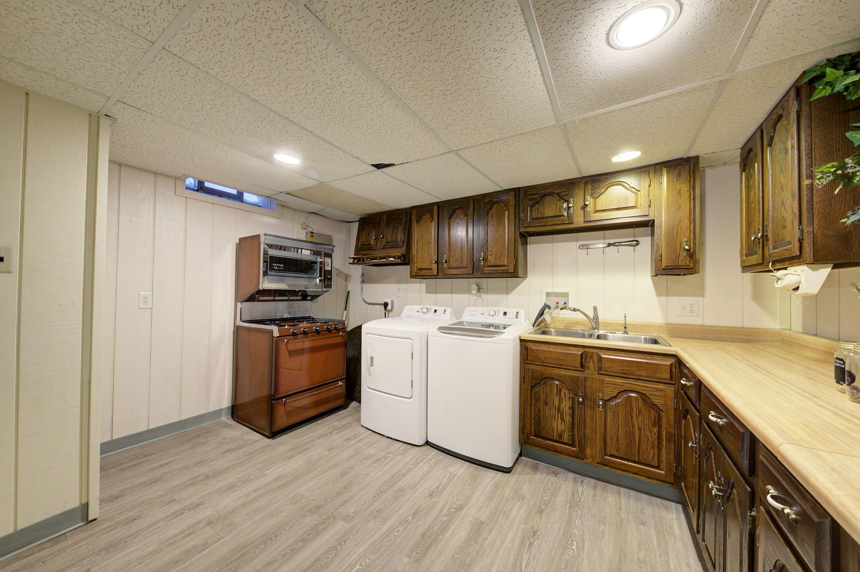 34617 Greentrees Road Sterling Heights, MI 48312 - Photo 43 of 54 kitchen-laundry