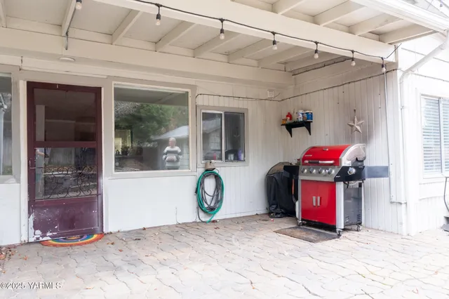 a view of a house with backyard and sitting area