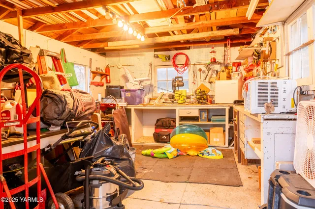 a view of a house with backyard and garden