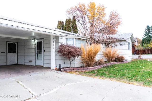 a view of a house with outdoor space
