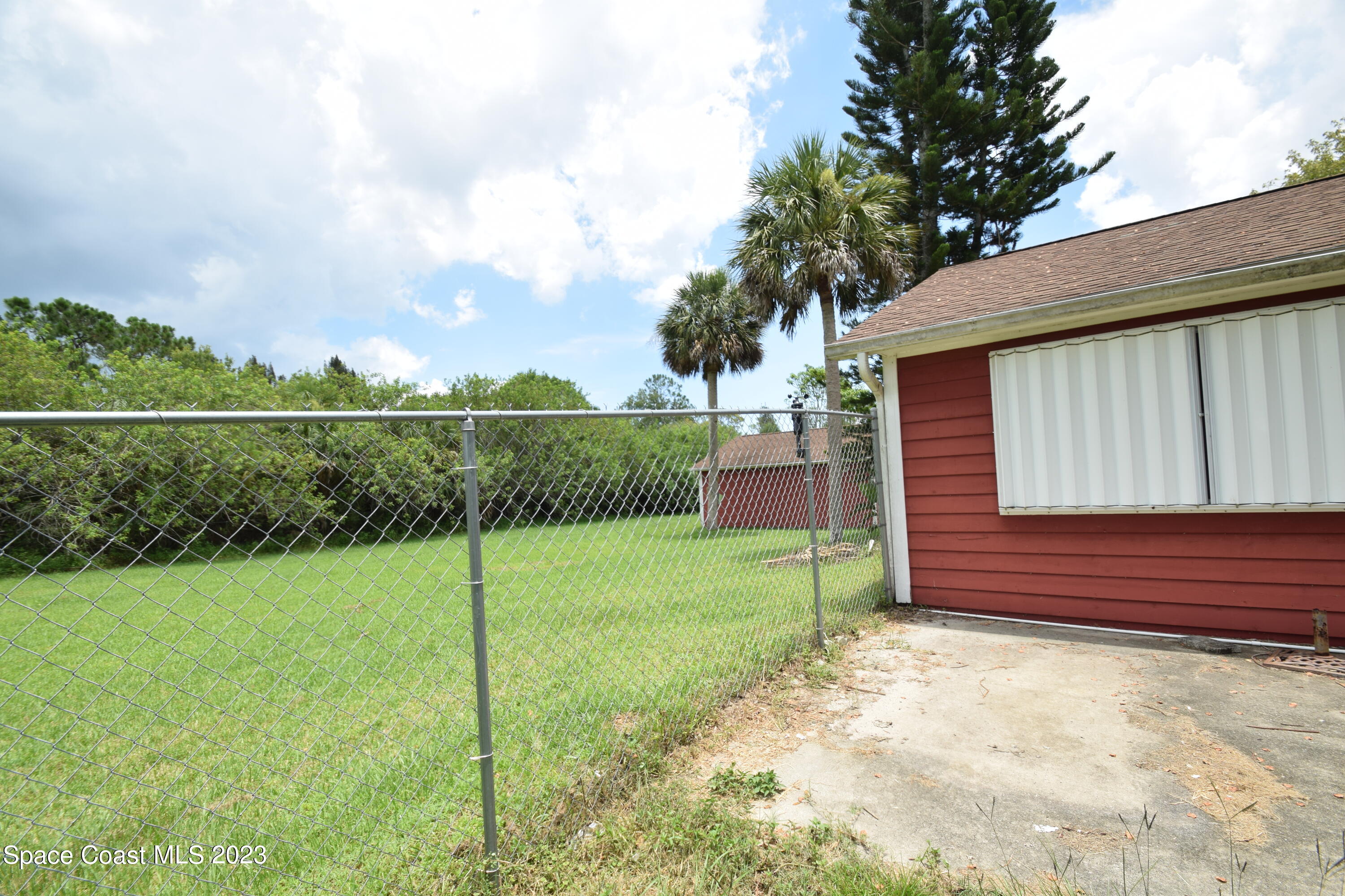 2660 Weber Road Malabar, FL 32950 - Photo 54 of 74 a view of a backyard with wooden fence