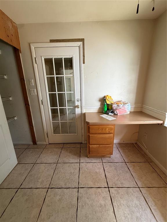 40907 West 3rd Avenue Umatilla, FL 32784 - Photo 8 of 13 a room with a furniture and a window