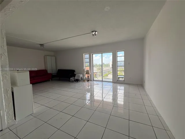 a view of livingroom with furniture
