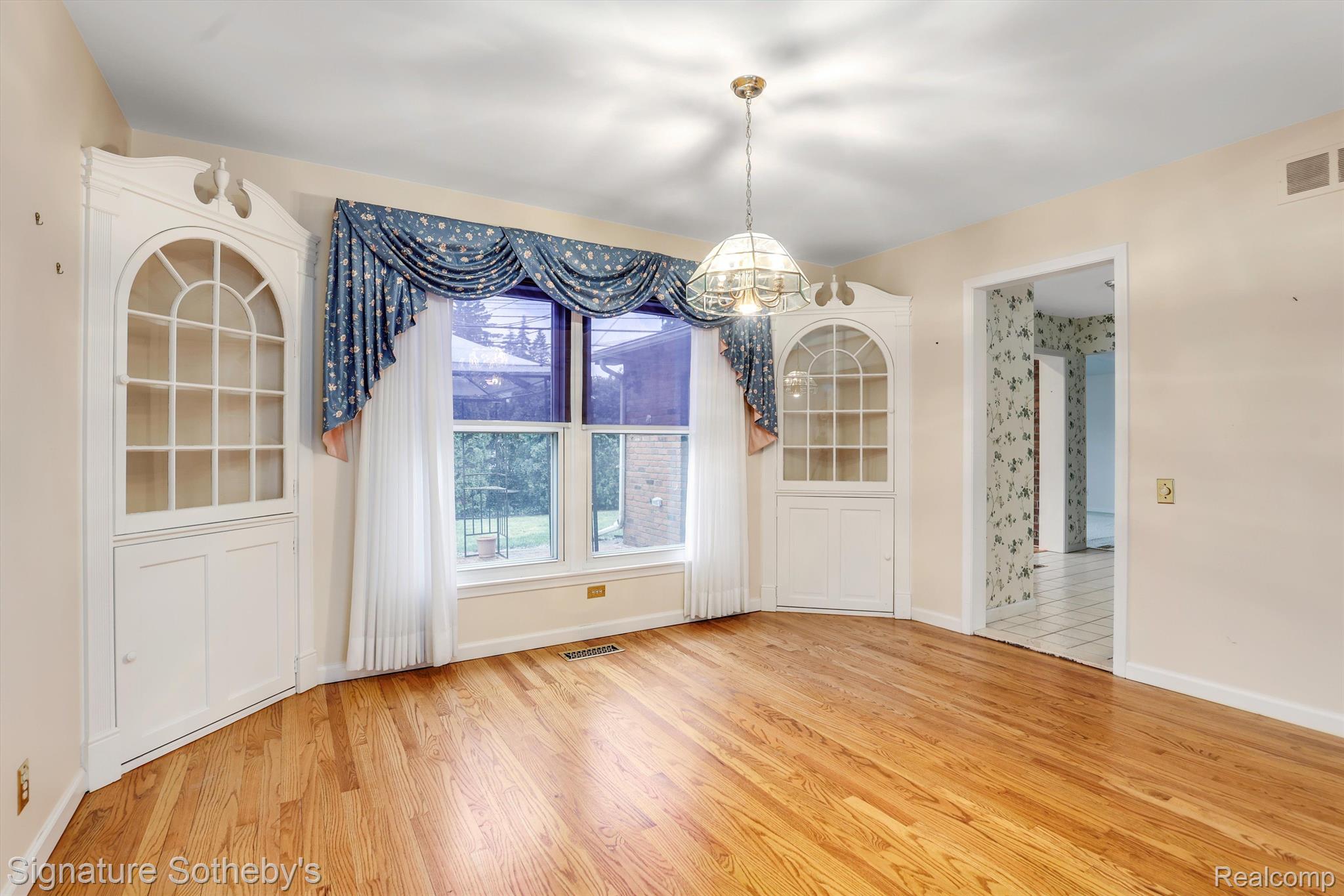 915 Cook Road Grosse Pointe, MI 48236 - Photo 9 of 38 Gallery Image 9
