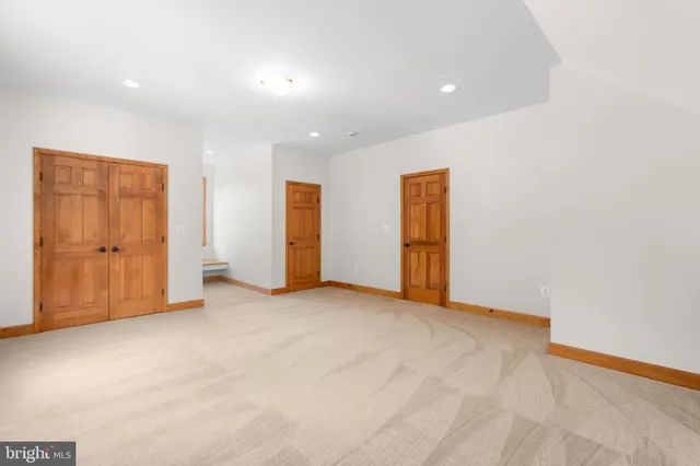 a view of a house with backyard and garden