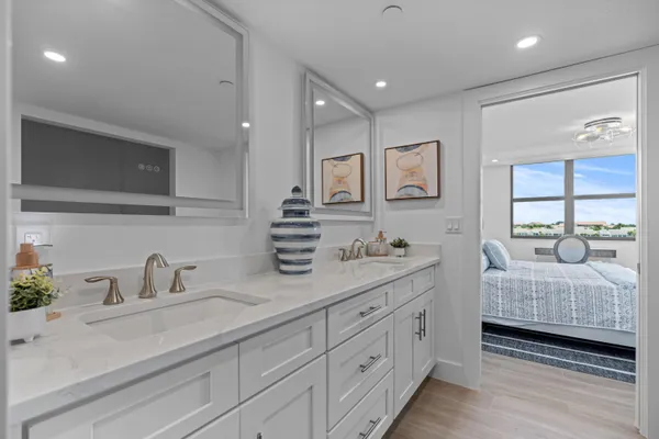 a en suite bathroom with double sink and a large mirror