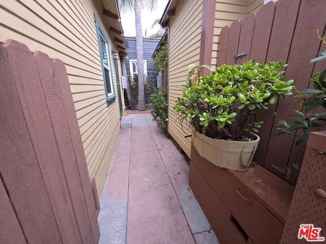 $2,300 | 315 North Venice Boulevard, Unit 2, Venice, CA 90291