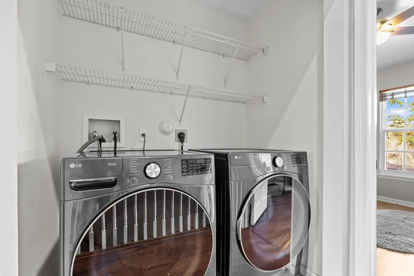 a view of a backyard