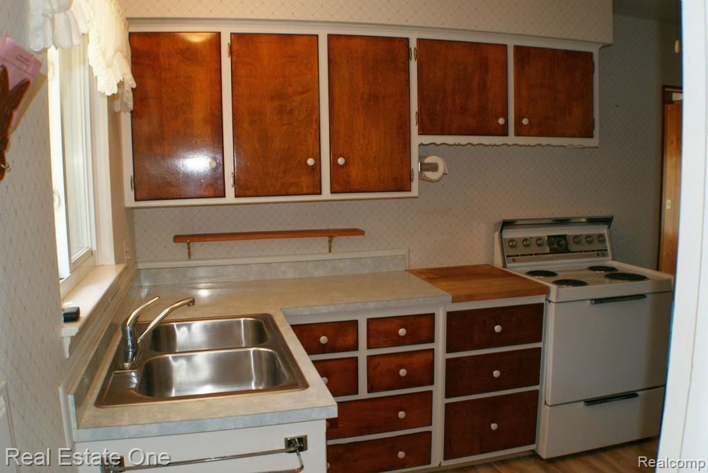 421 Rewold Drive Rochester, MI 48307 - Photo 15 of 27 Good amount of Cabinets