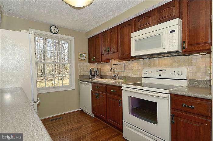 11951 Appling Valley Road Fairfax, VA 22030 - Photo 16 of 30 Kitchen