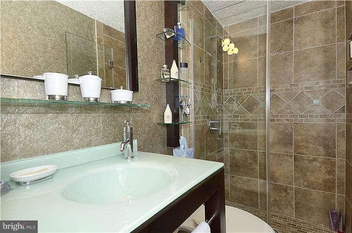 11951 Appling Valley Road Fairfax, VA 22030 - Photo 23 of 30 Bath (Master)