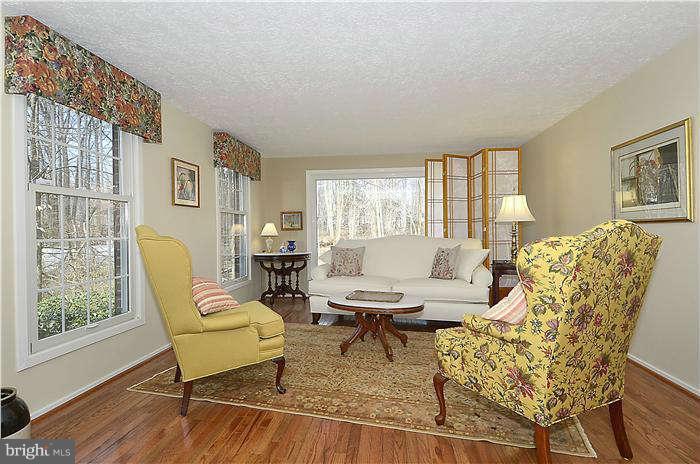 11951 Appling Valley Road Fairfax, VA 22030 - Photo 9 of 30 Living Room