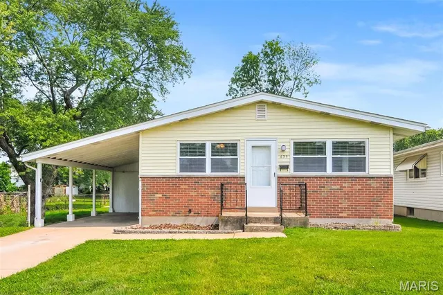 $1,560 | 635 Loyola Drive, Florissant, MO 63031