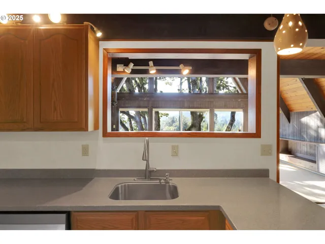 $597,000 | 475 Riverview Boulevard, Springfield, OR 97477