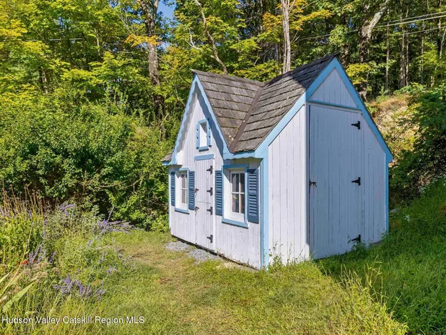 a view of front of house with a yard