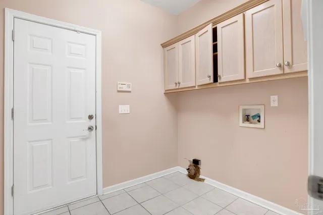 a view of a livingroom with closet