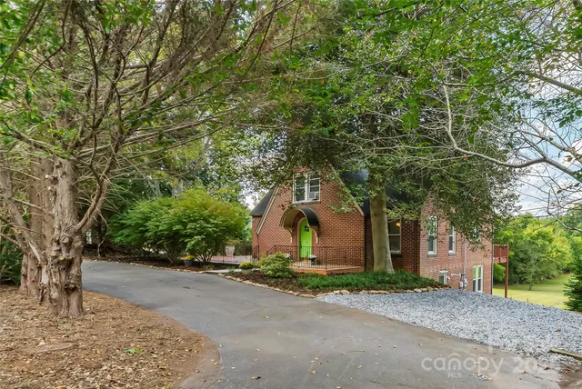 a house view with a outdoor space