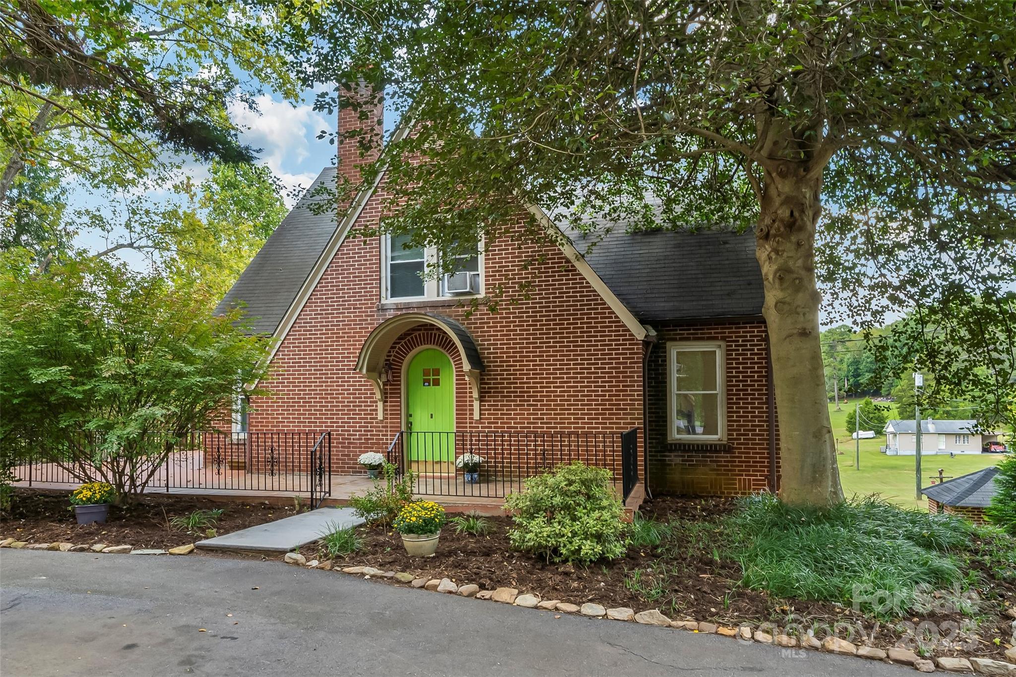 1205 East Union Street Morganton, NC 28655 - Photo 3 of 35 a front view of a house with garden