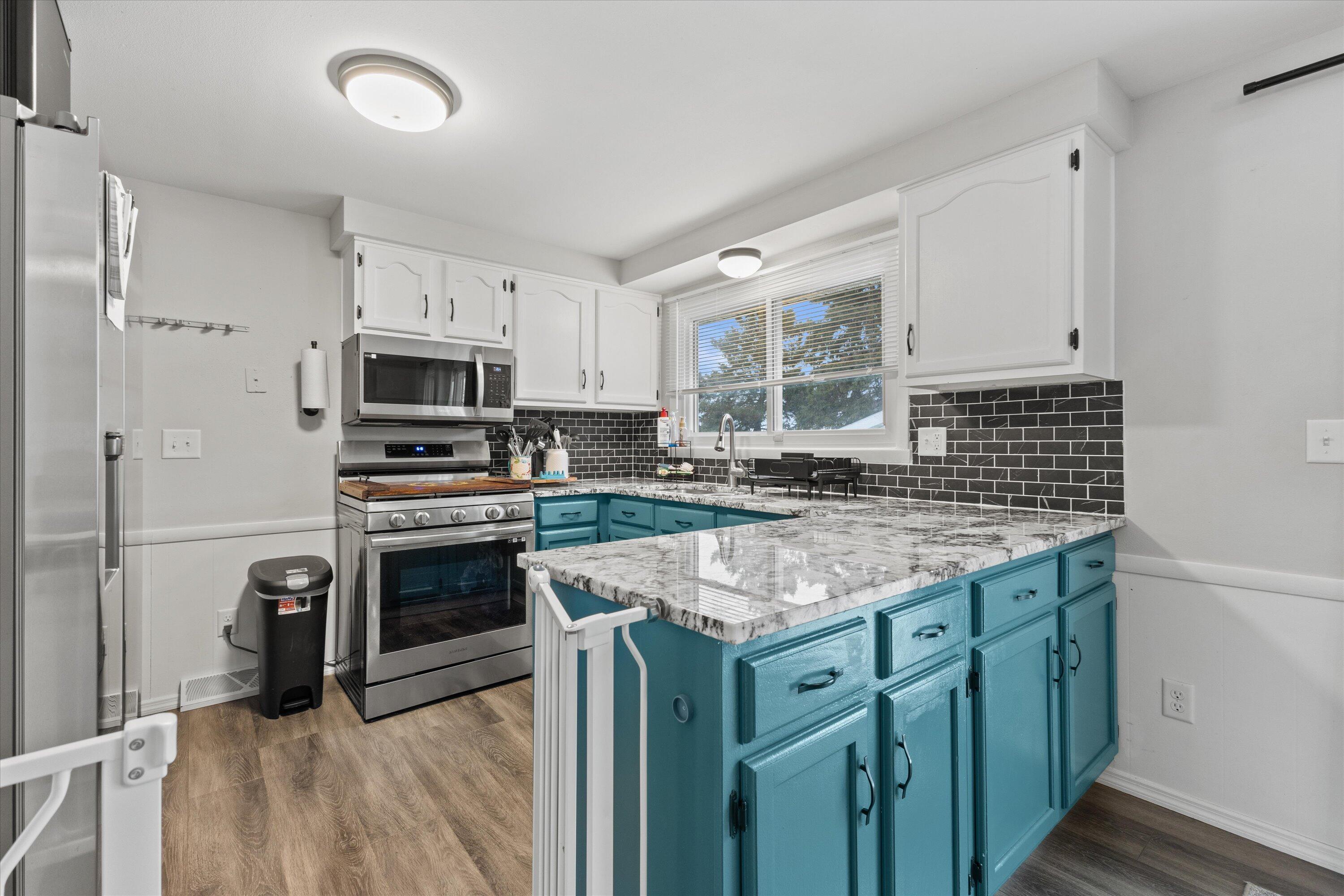 3343 Stratford Avenue Racine, WI 53402 - Photo 11 of 36 10-925A6939