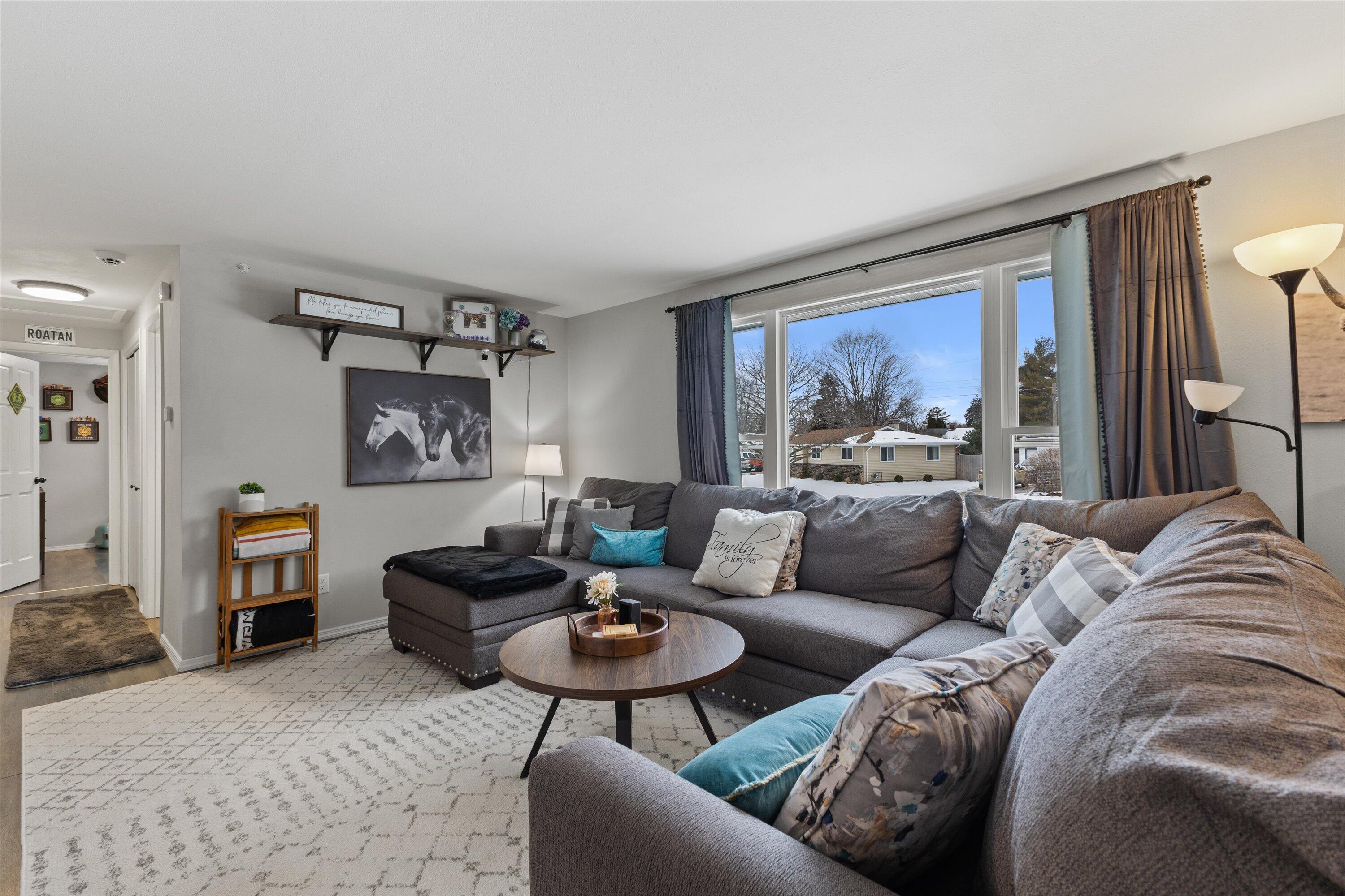 3343 Stratford Avenue Racine, WI 53402 - Photo 5 of 36 12-925A6951